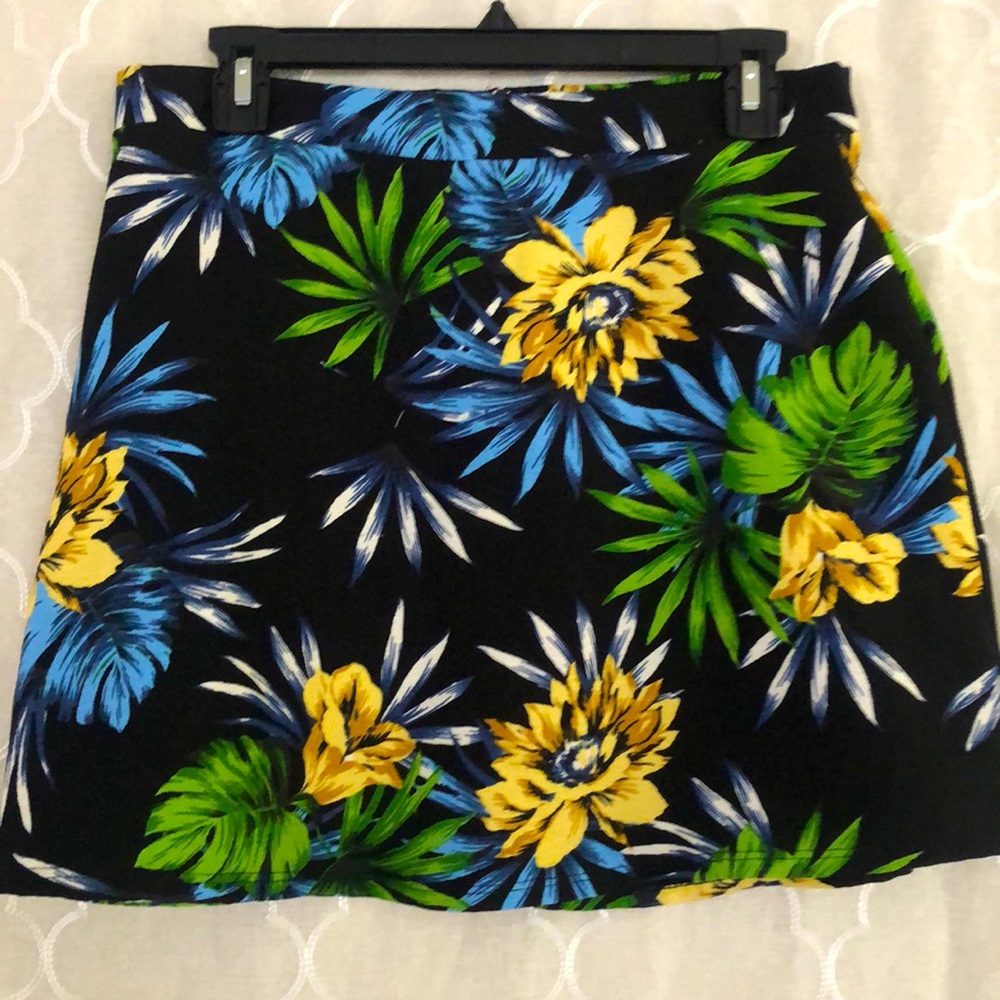 Floral patterned zippered mini skirt